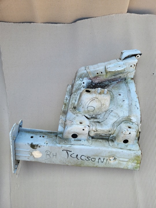 HYUNDAI TUCSON II 15- Oikea pitkittäispalkki