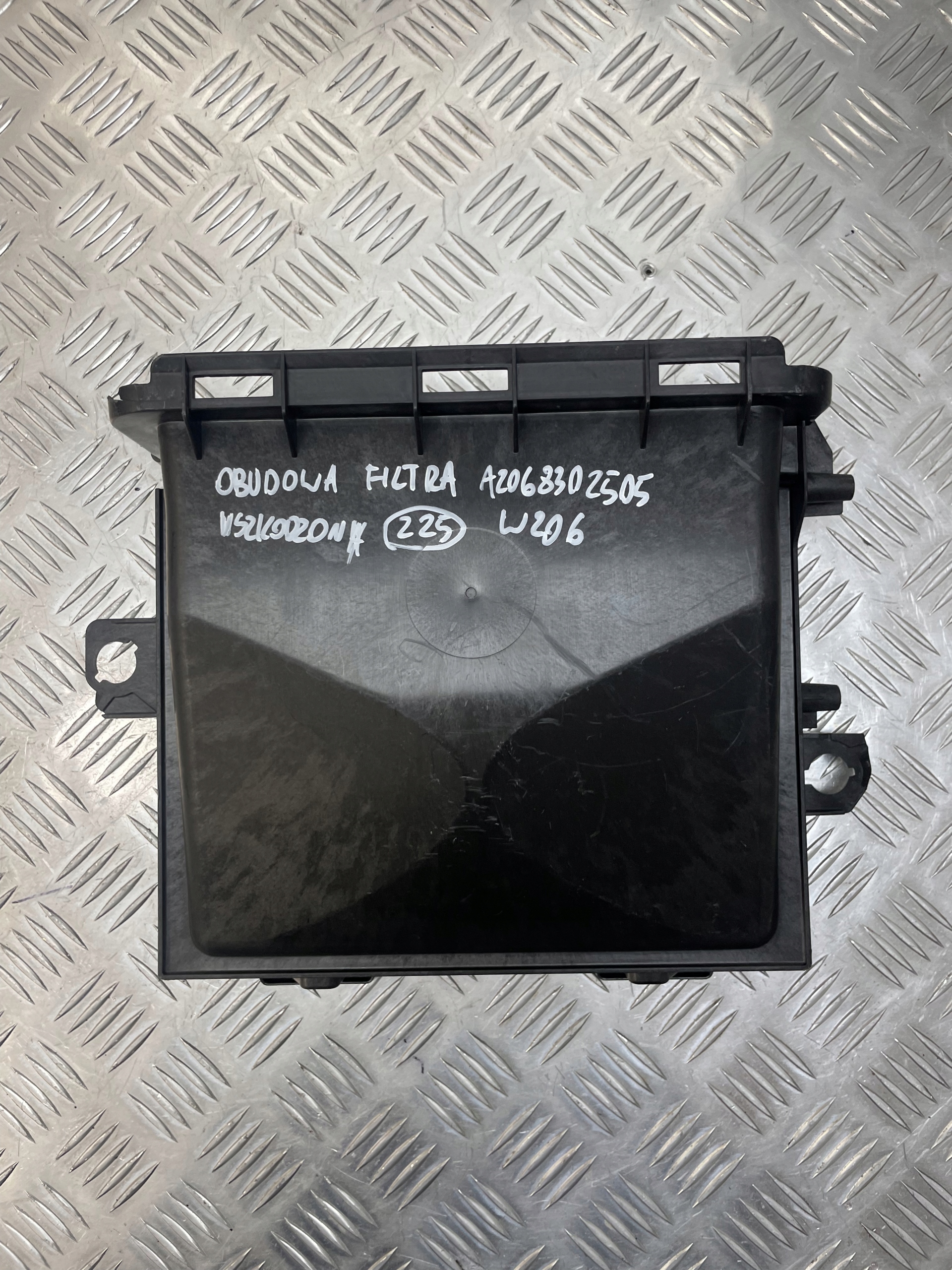 MERCEDES W206 Ilmansuodattimen kotelon kiinnitys A2068302505