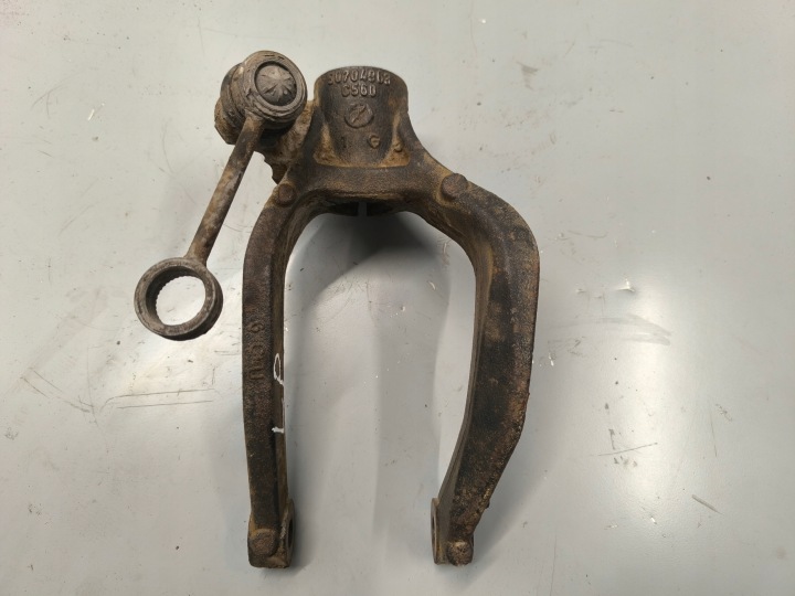 Vasemman etuiskunvaimentimen kiinnike Alfa Romeo 159 50704963