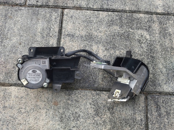 Tuulettimen lamppu etu vasen Mercedes C luokka W205 14-19