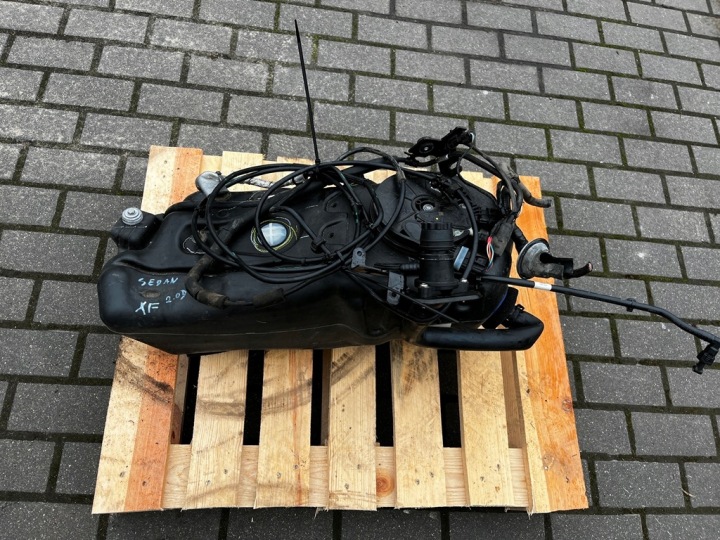 AdBlue-säiliö ja pumppu Jaguar XF X260 GX73-5J228-A 0444040015 FPLA-5J229-AB
