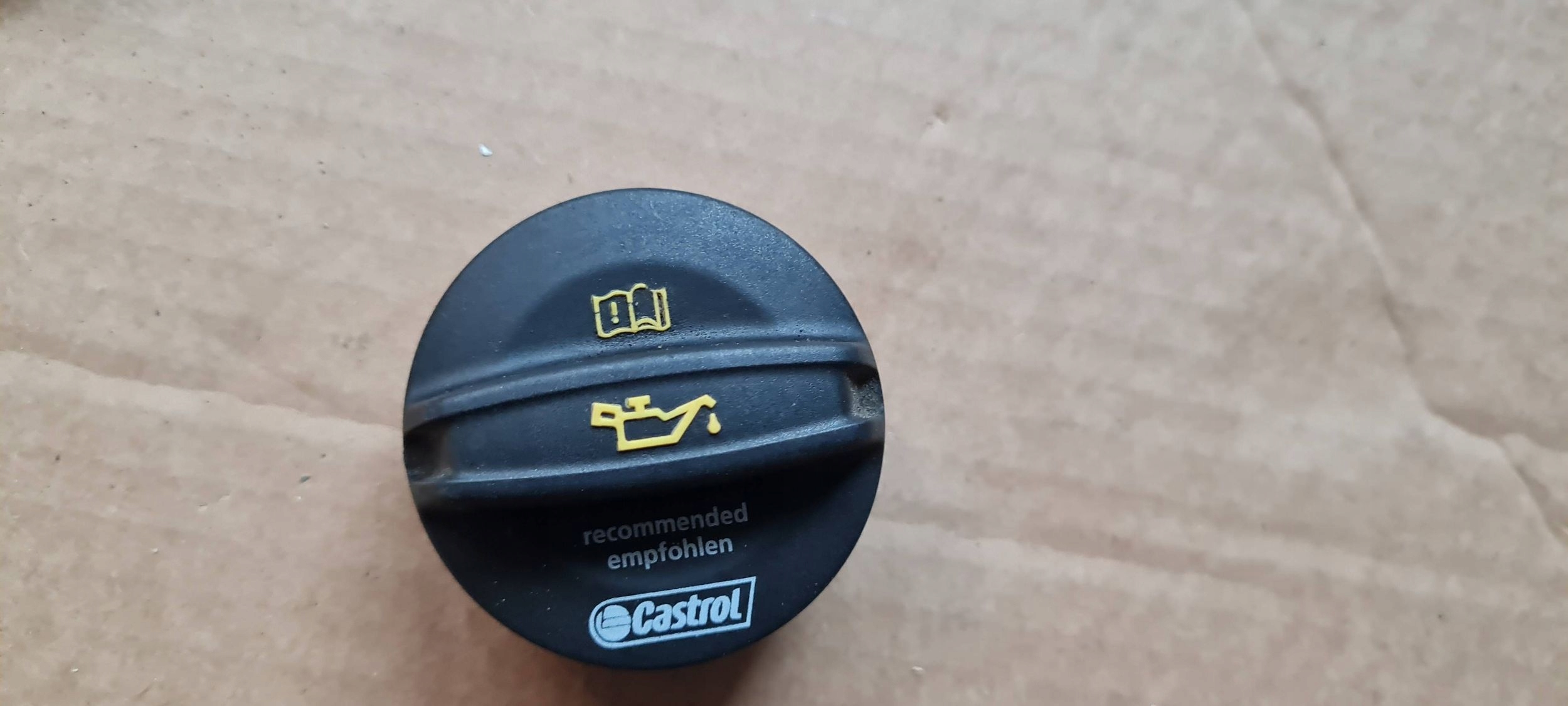 A4 B9 8W öljyntäyttökorkki 2.0 TFSI 06K103485C A5 8W Q5 VW Audi