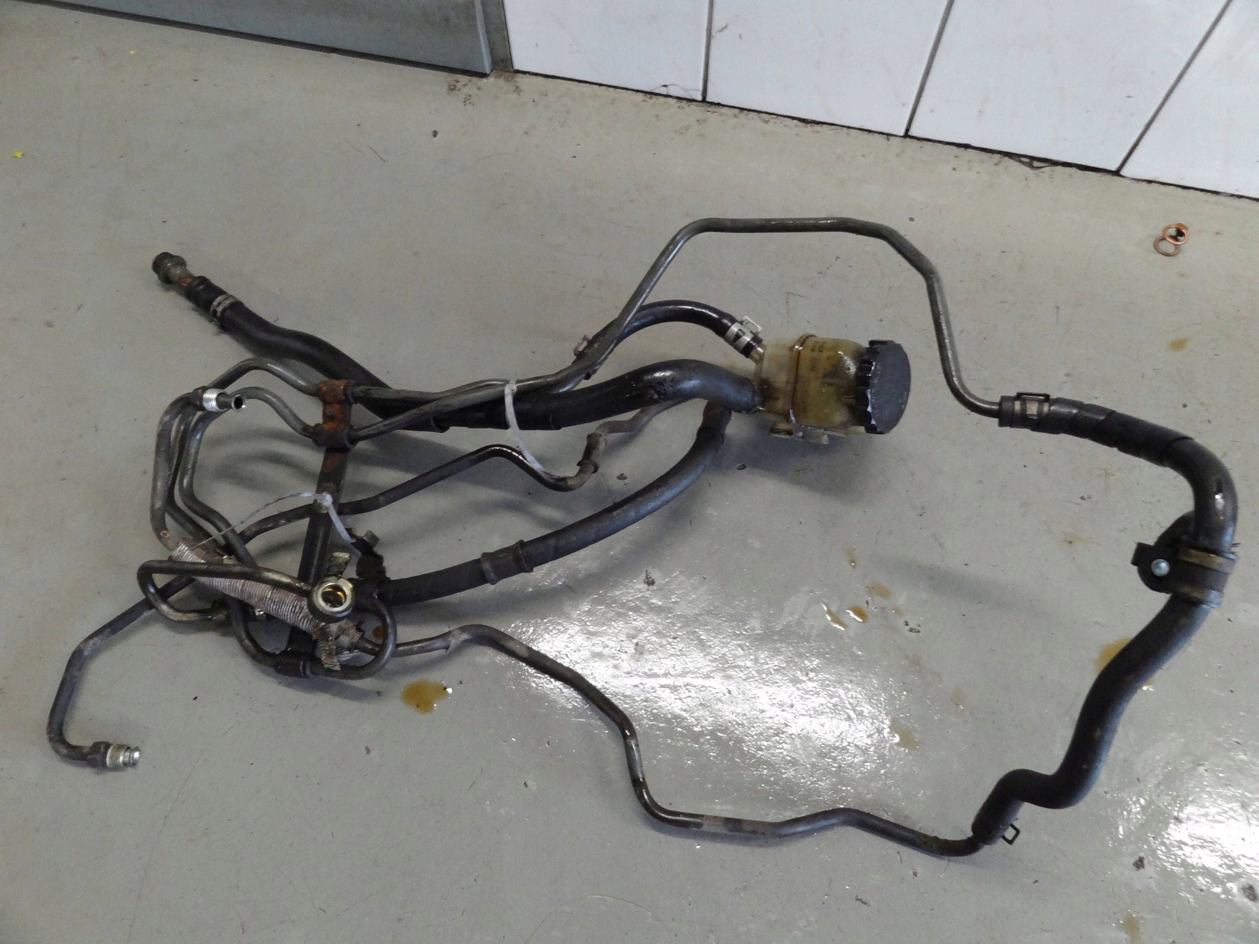 Toyota Avensis T25 2.0 VTi 2005 Servolenkungsleitungen mit Behälter image 6