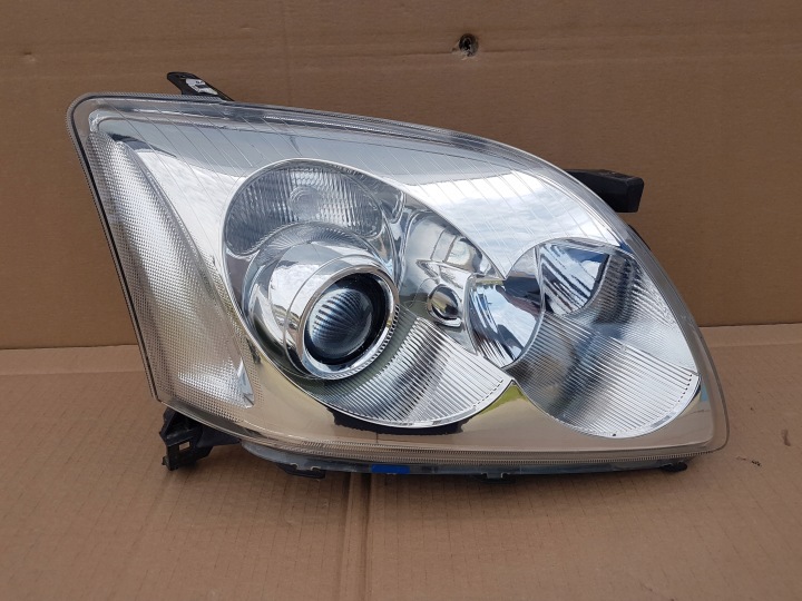 Etulamppu oikea Toyota Avensis T25 03-06