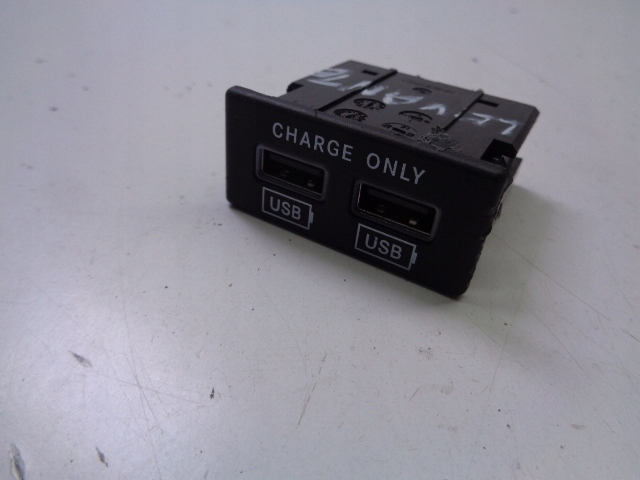 Portas USB Maserati Levante image 2