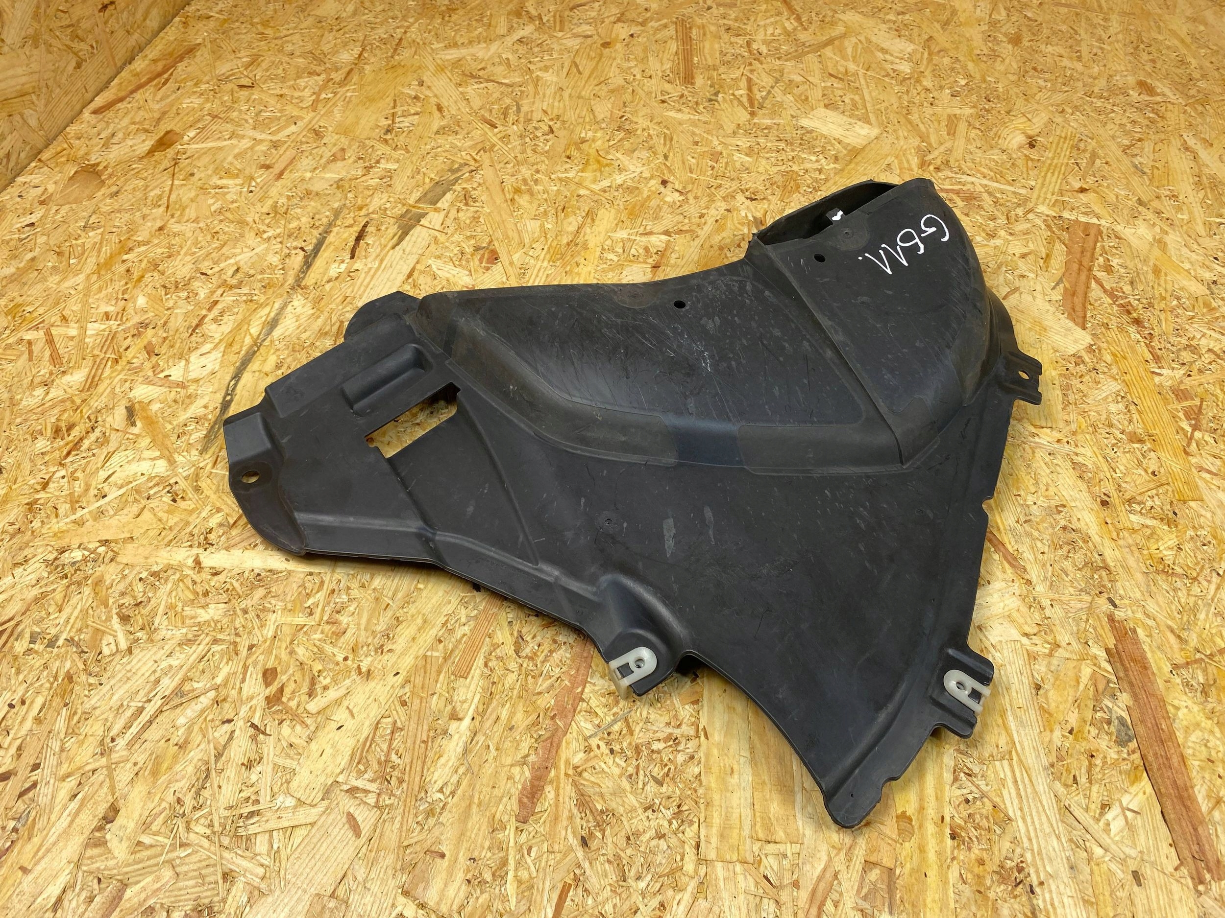 BMW 5 G30 G31 etulokeron suojus, oikea
