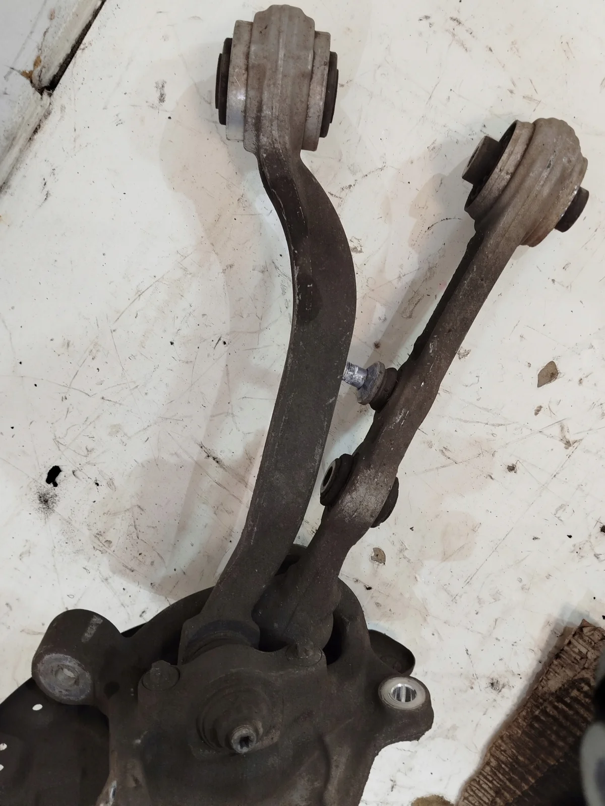 Achsschenkel Links Vorne Mercedes W205 C350E image 3