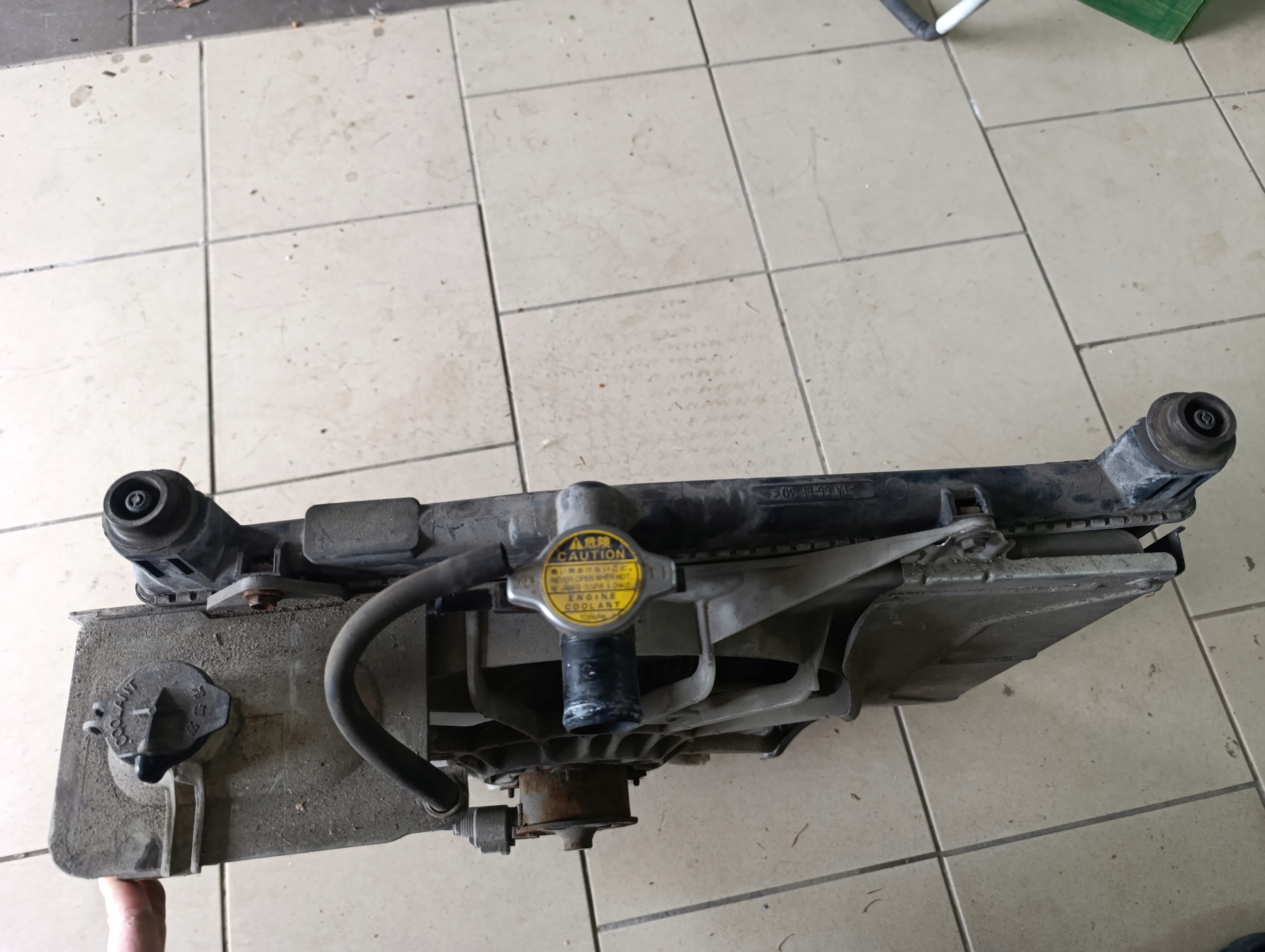 Radiatore ventola serbatoio liquido Toyota Yaris 16711-0J010 originale