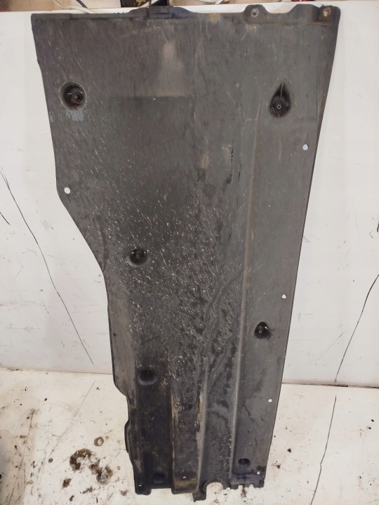 Alustan suojalevy oikea VW Passat B8 3Q0825202E