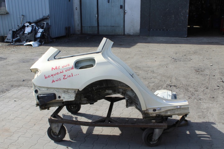 Mercedes W213 taka oikea takakulma
