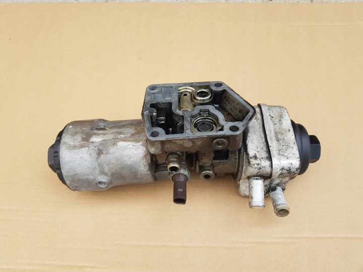 Öljynsuodattimen kotelo / Audi A2 1.4 TDI AMF 75hv / 045115389D / Toimiva