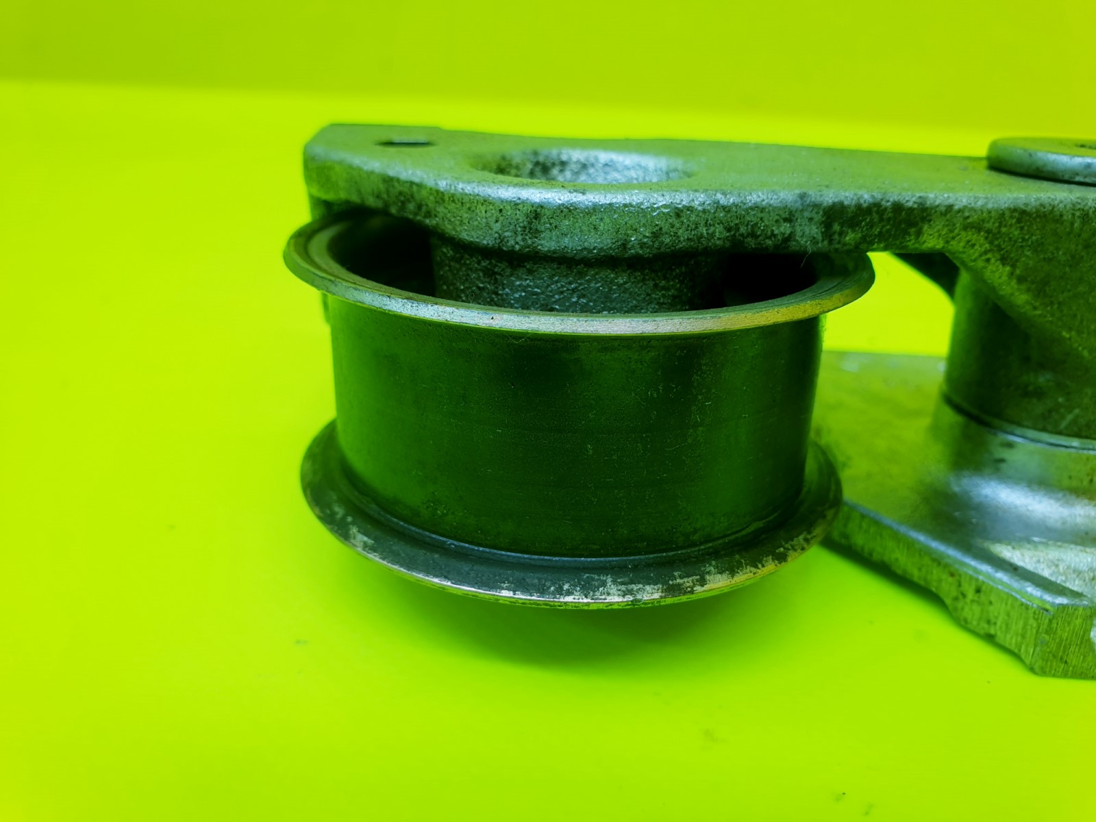 Jakohihnan kiristimen alusta Audi A4 B6 B7 A6 C5 2.0 FSI AWA 06D109361