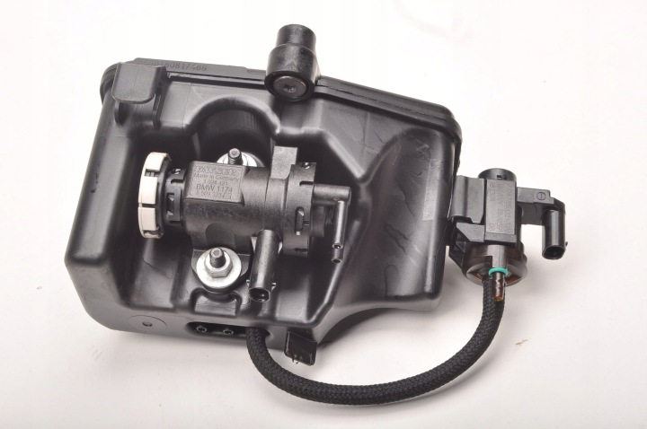BMW G11 G12 G14 G30 G31 3.0 D alipainesäiliö 8575055 8509323