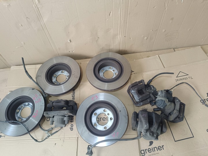 Jarrurummut ja satulat BMW X3 X4 F25 F26 sarja
