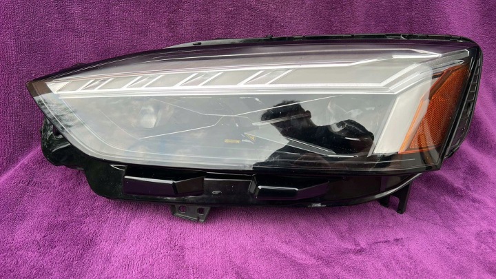 Audi A5 -lamppu 8W6941085B laser vasen täydellinen