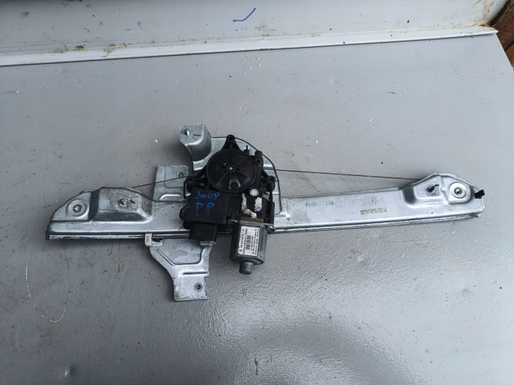 PEUGEOT 2008 I 208 Raamlier rechts voor 9816402080