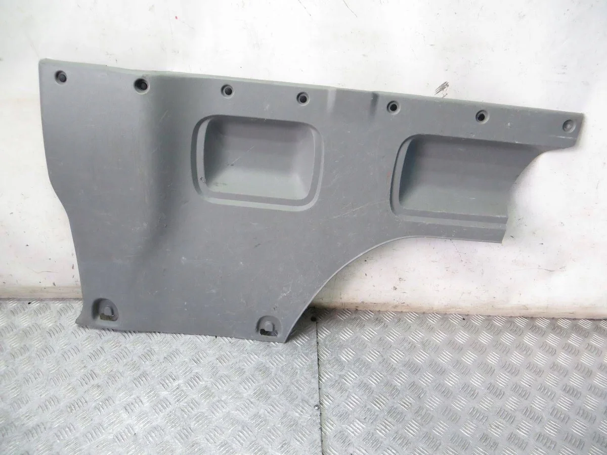 Renault Trafic Vivaro II verhoilu oikea takaosa 8200053235