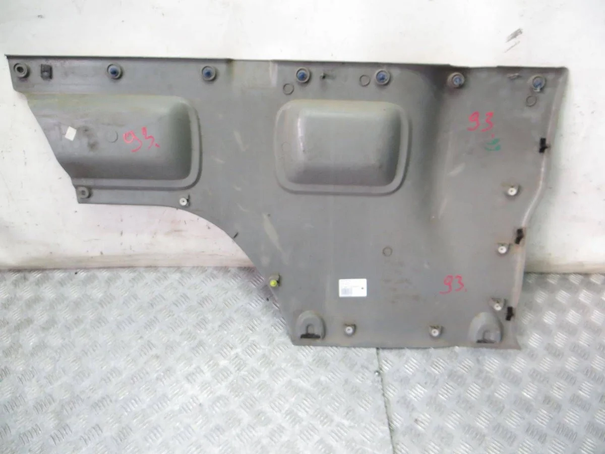 Renault Trafic Vivaro II verhoilu oikea takaosa 8200053235 image 7