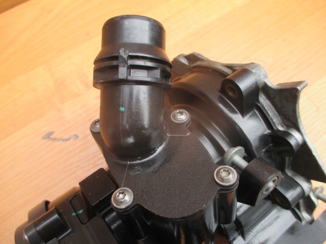 VW 1.8 2.0 TFSI Thermostatgehäuse 06L121111H 06L121111M 06L121111J H K P image 4