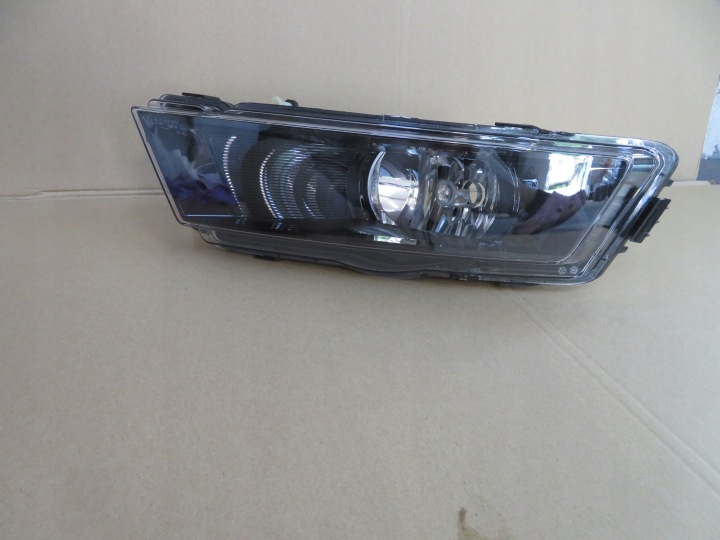 Halogeenivalot vasen ja oikea Skoda Rapid 12-17 LED