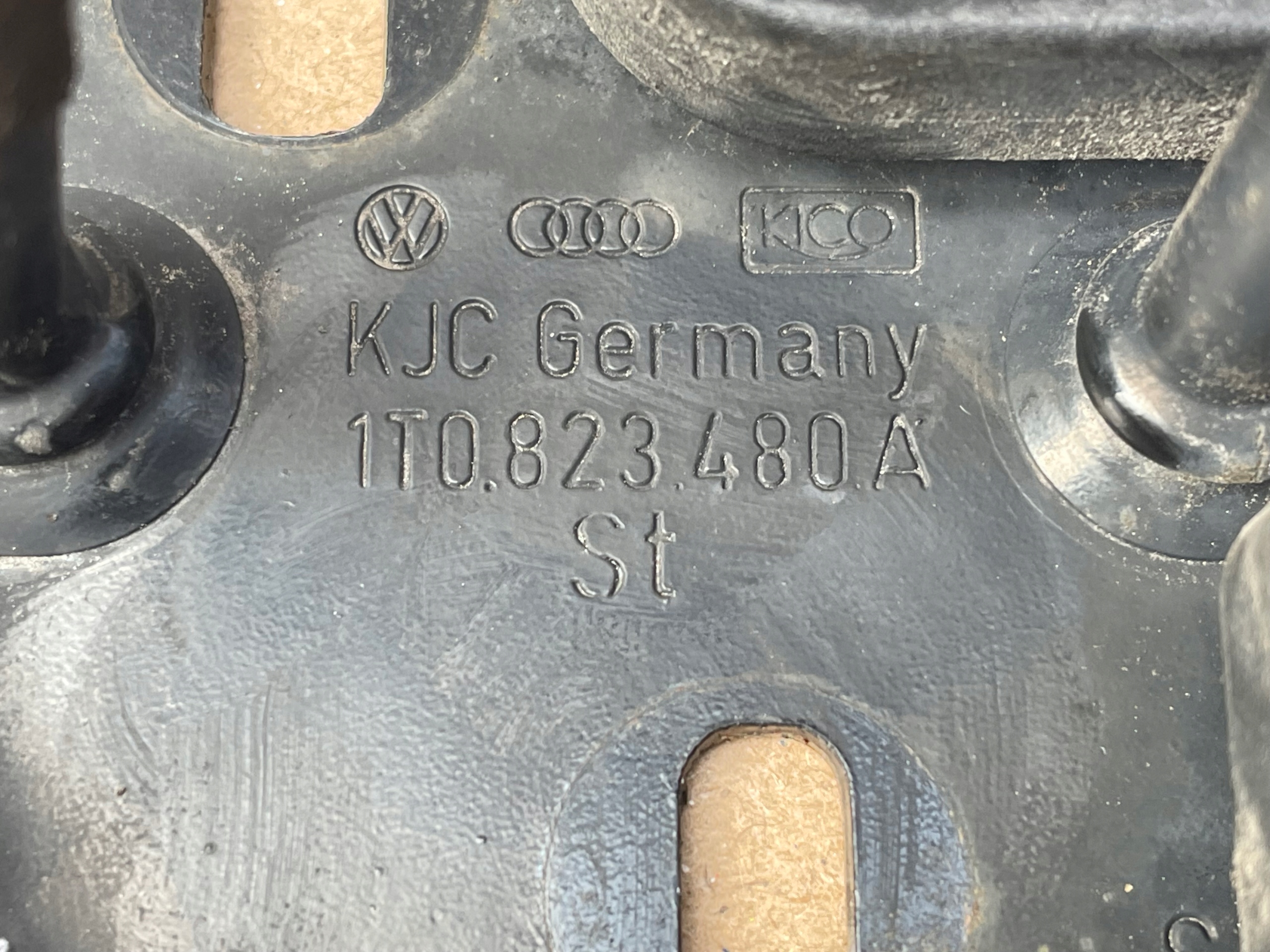 Verrou capot VW Touran (1T1, 1T2) 1T0823480A 1.9 TDI 77kW 2004