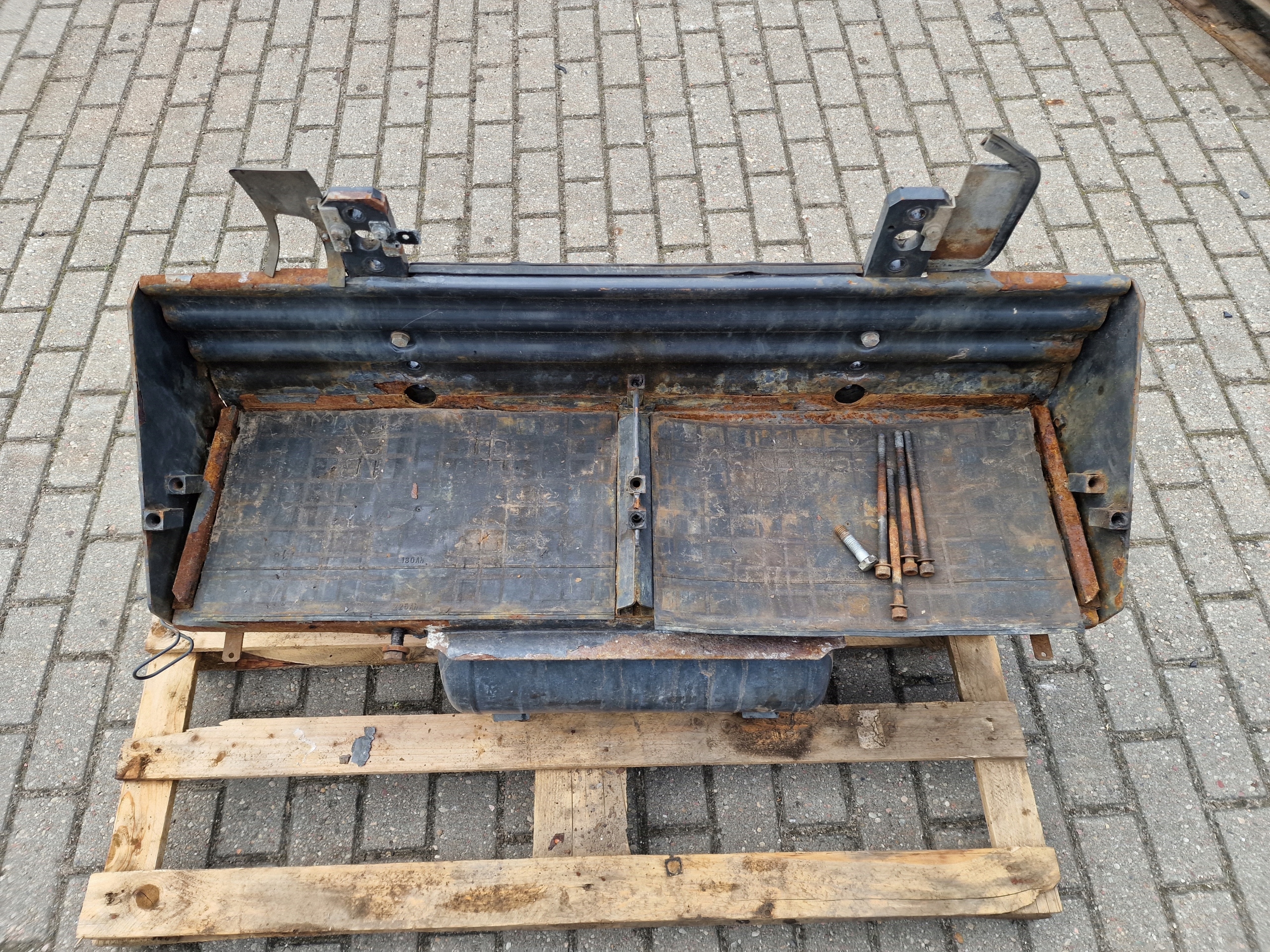 Akun kiinnitysalusta Scania R 2016256 2007911 1360401