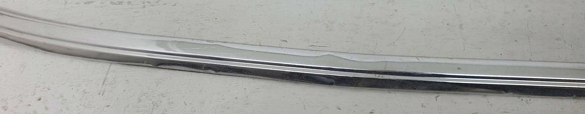 Moldura inferior cromada parabrisas Mercedes W115 W114 image 4