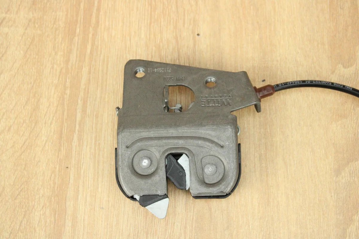 Lukko, sohvan vivusto, oikea taka-BMW G22