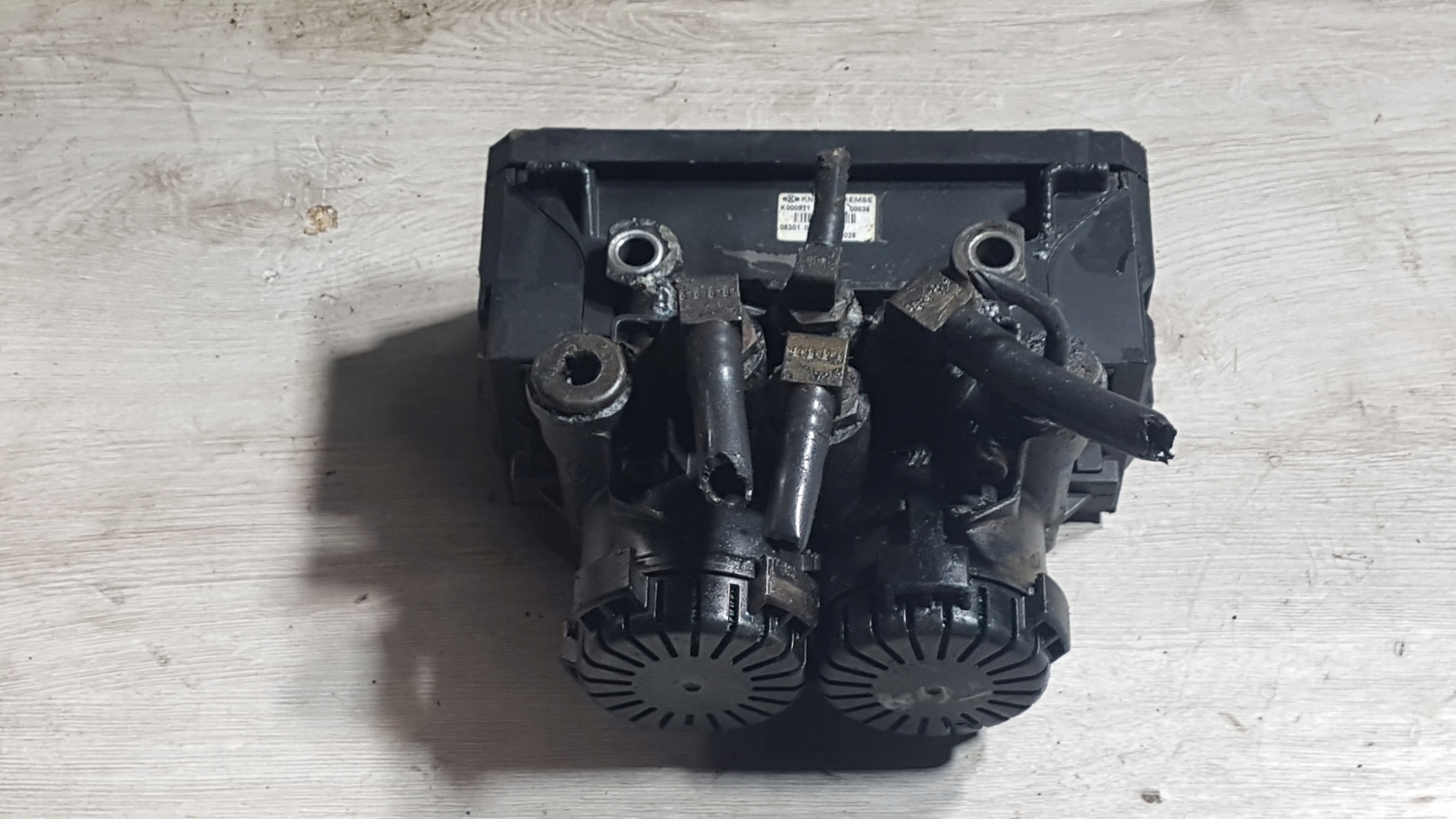 MAN TGA TGX TGS EBS Modulator Rear Brake Valve 81521066026 image 2