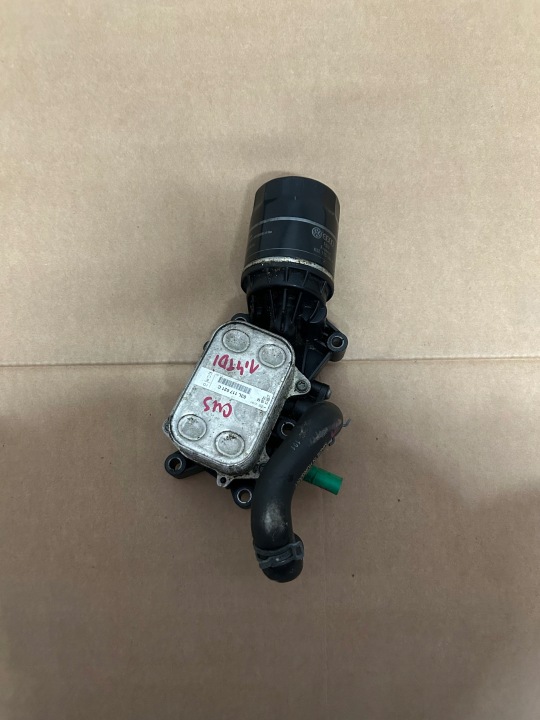 VW AUDI 1,4TDI ÖLJYSUODATTIMEN ALUSTA 04B115389B