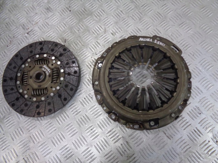 Kytkinlevy ja painelevy Nissan Navara D40 Pathfinder R51 2.5 DCI 2005- ADN13286N ADN13179