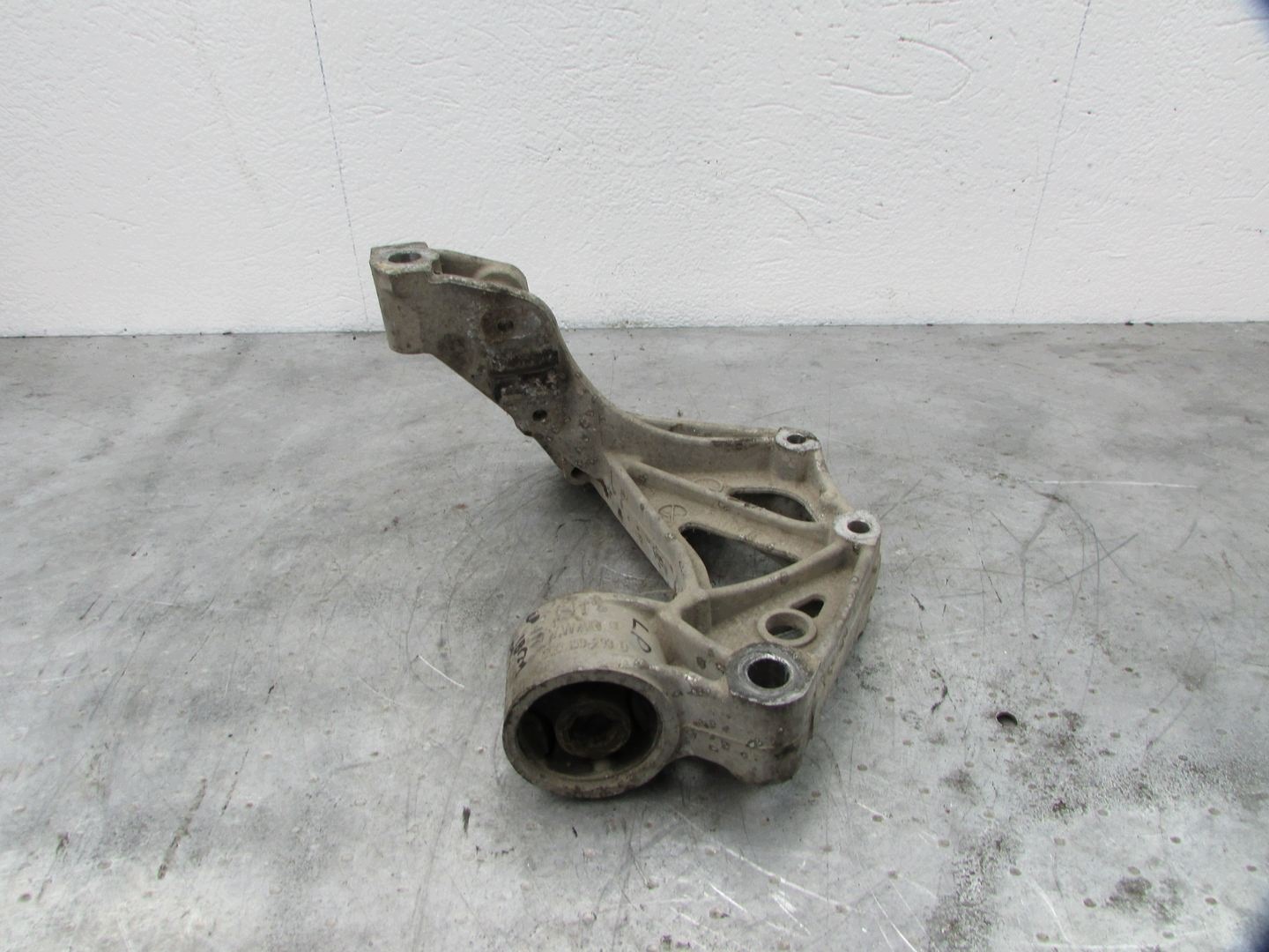 VW OE 6Q0199293D etumainen tukivarsi L