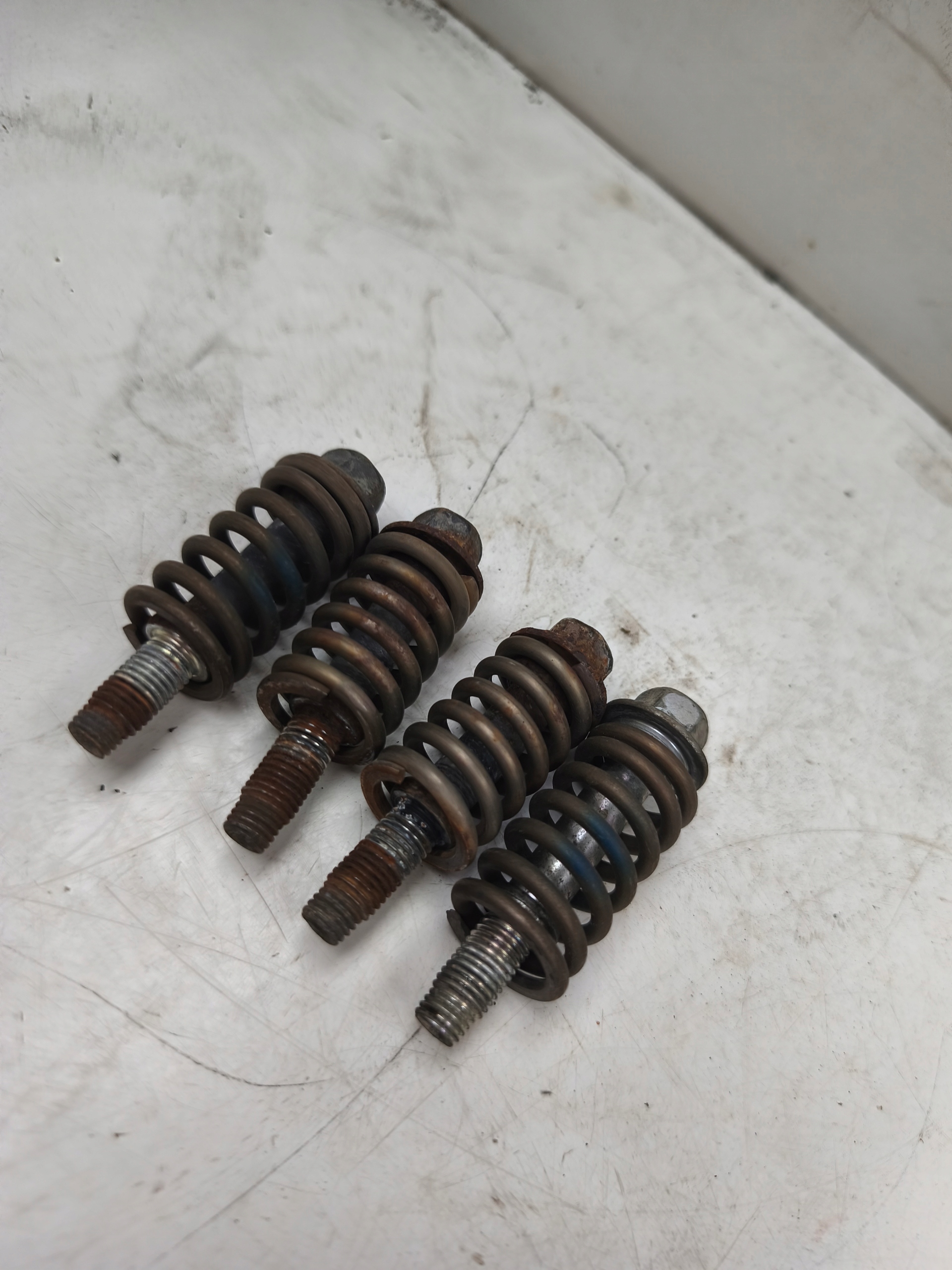 AURIS I LIFT 10-12 Auspuffschrauben Federn Satz 4 Stk