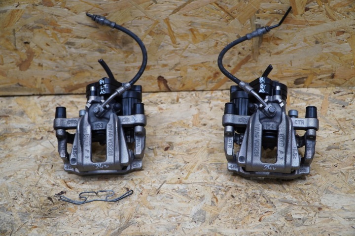 Takajarru puristin vasen 5R3615405A oikea 5R3615406A AUDI A3 8Y 24r 1200KM alkuperäinen