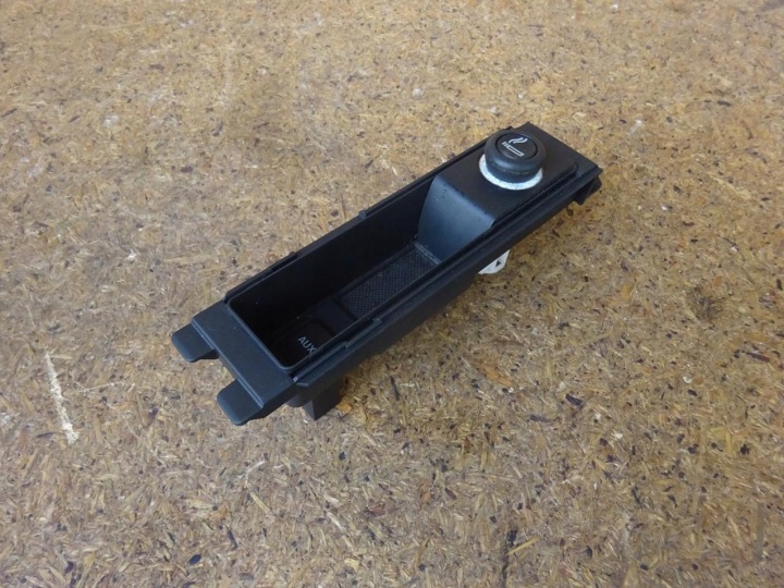 AUDI A3 8P LIFT 08-12 Syttytulppa- ja AUX-liitin 8P0863284D 8P0863284B