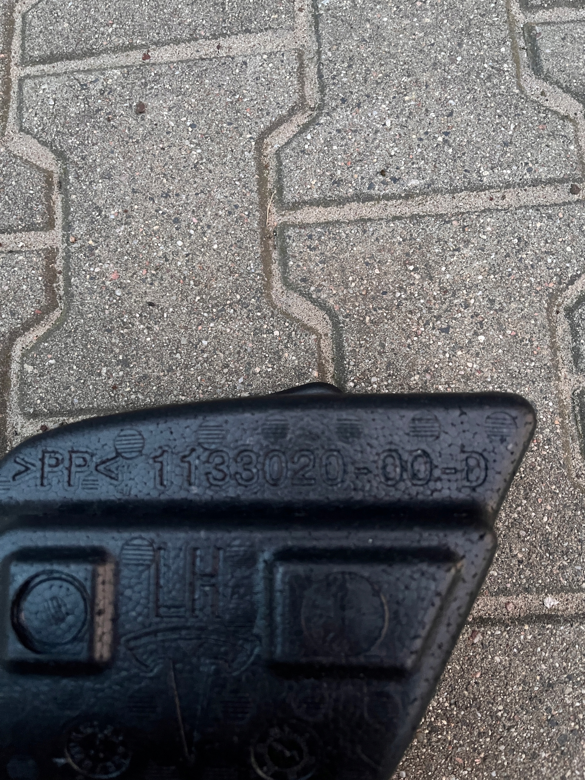 Tesla Model 3 2019- Tampa do cubo da bateria traseira esquerda 1133020-00-D image 3