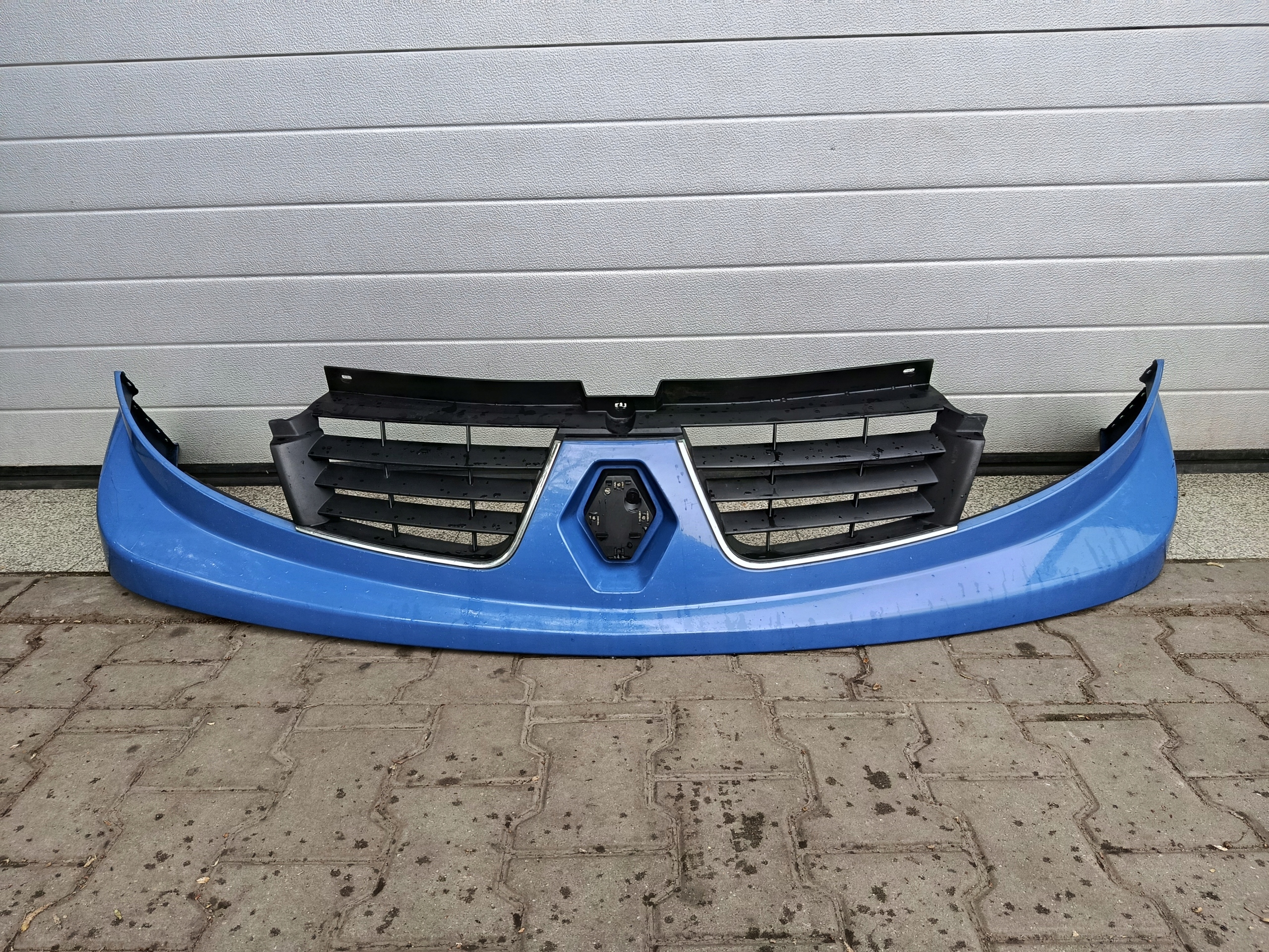 Etusäleikkö etupuskuriin Renault Trafic II 623100247R 93856148 alkuperäinen