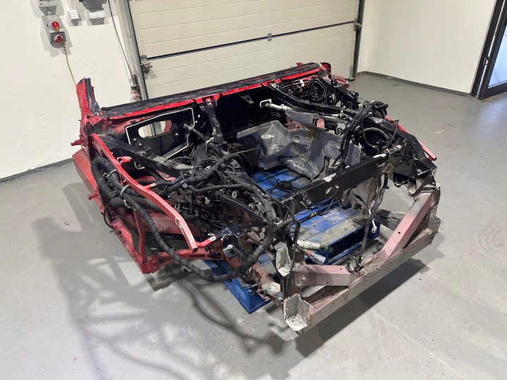 FERRARI 812 voorframe balk rechts voor
