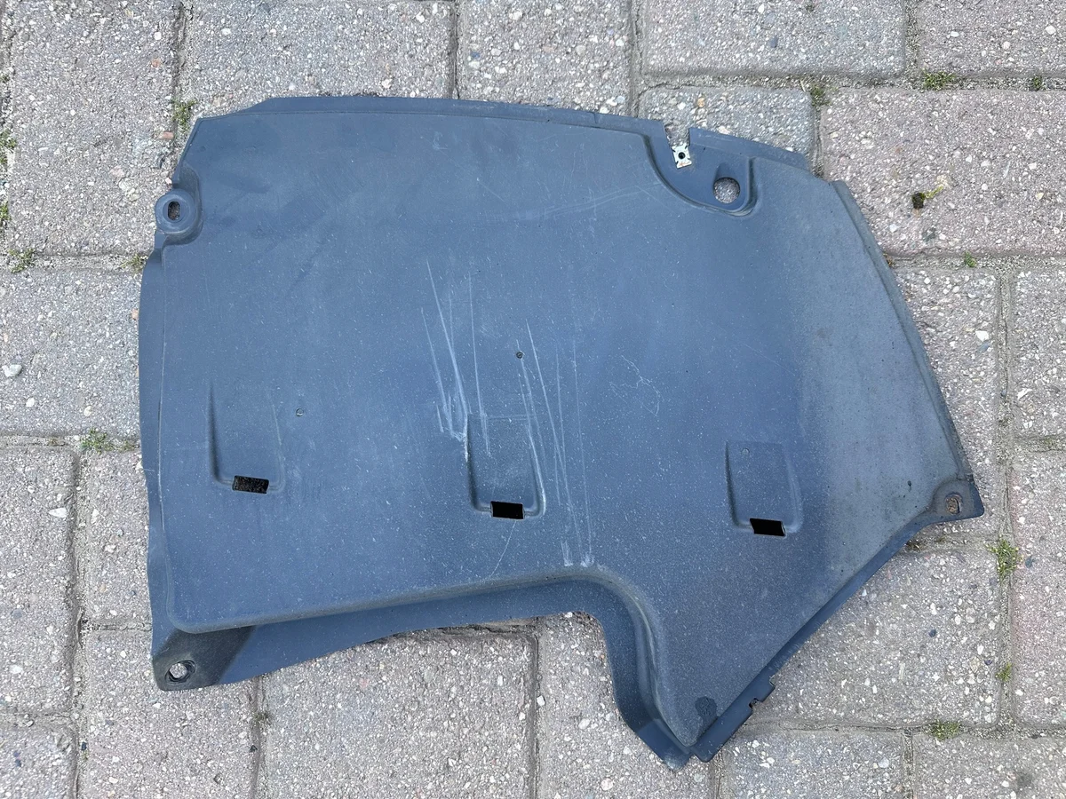 Audi A4 B9 8W Alumiinisuoja 8W0825219A