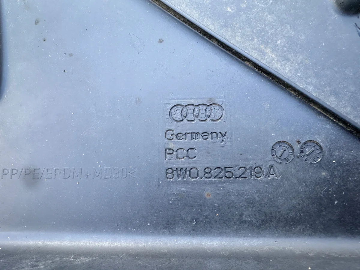 Audi A4 B9 8W Unterbodenschutz 8W0825219A image 3
