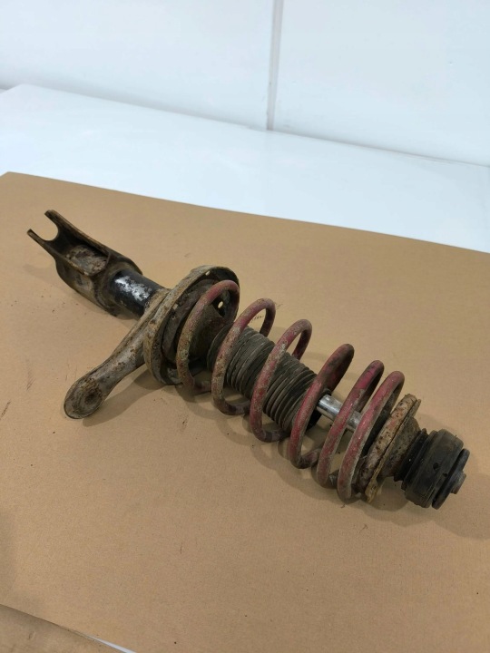Audi Coupe 1994 vasen etuiskunvaimennin kiinnike taka-akseli