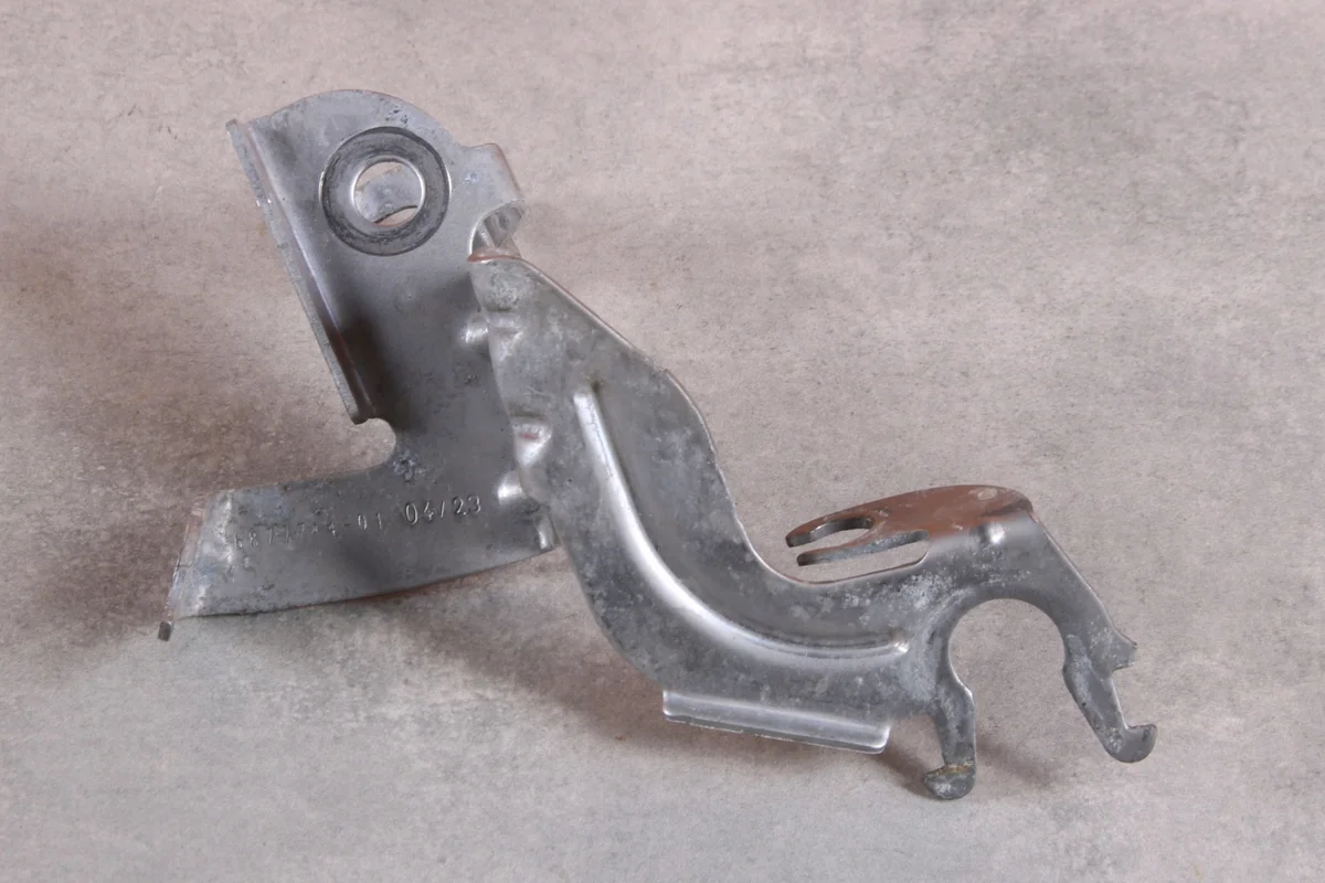 BMW G20 G21 G22 G26 Bremsleitungshalter Rechts Vorne image 3