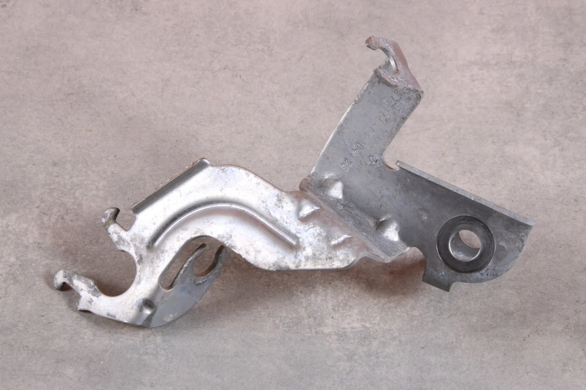 BMW G20 G21 G22 G26 Bremsleitungshalter Rechts Vorne image 4