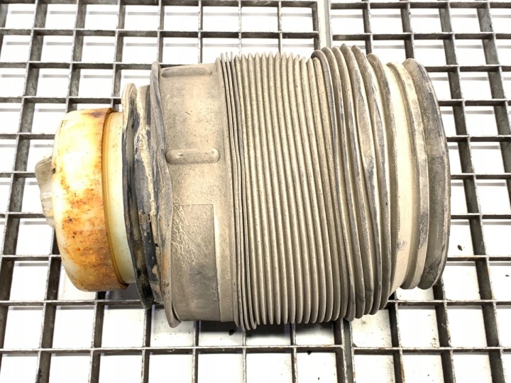 Jousitustyyny oikea takana Mercedes S212 Farmari 09-16
