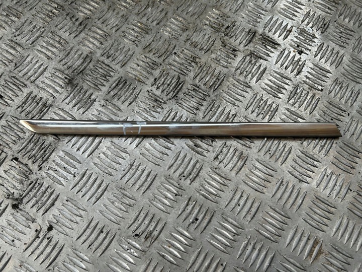 Kromilista ikkunan koriin oikea taka Fiat Tipo Kombi