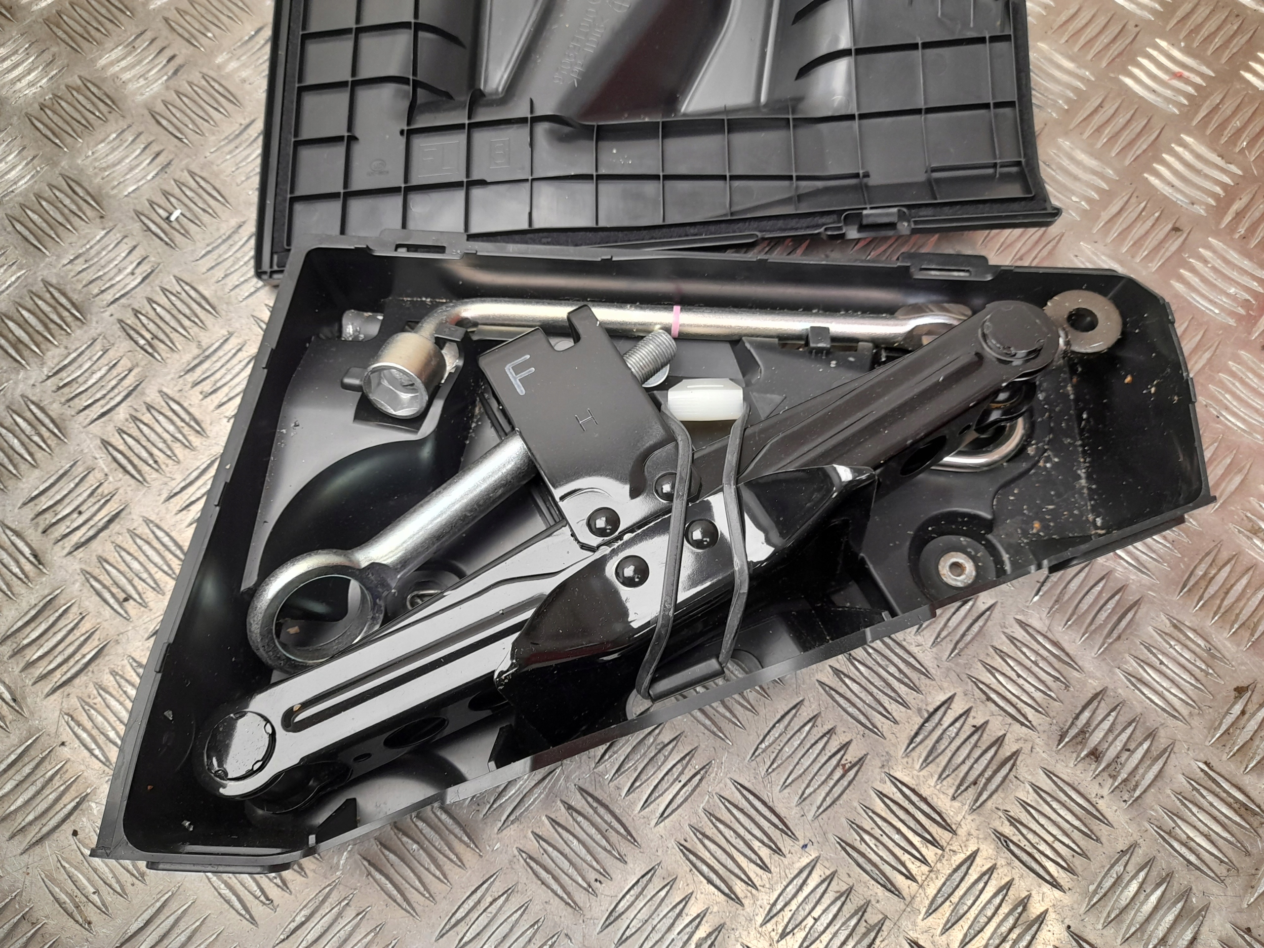 Caja de herramientas Subaru Crosstrek/XV II 2021 97062FL000 image 3