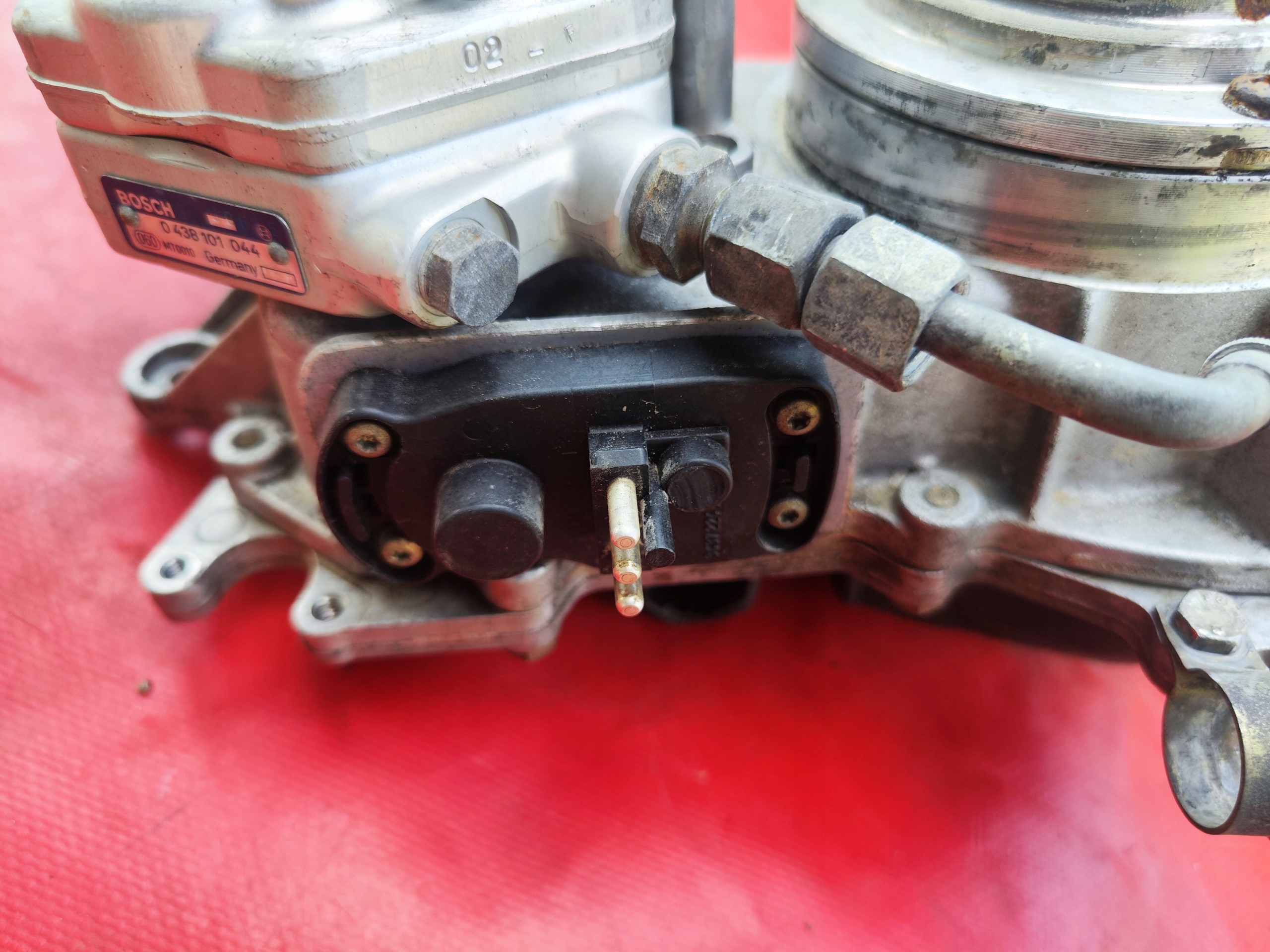 K-JET polttoaineenjakaja 0438101044 MERCEDES 124 300CE-24 R129 W140