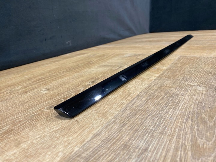 Tuulilasin listan vasen Range Rover L405