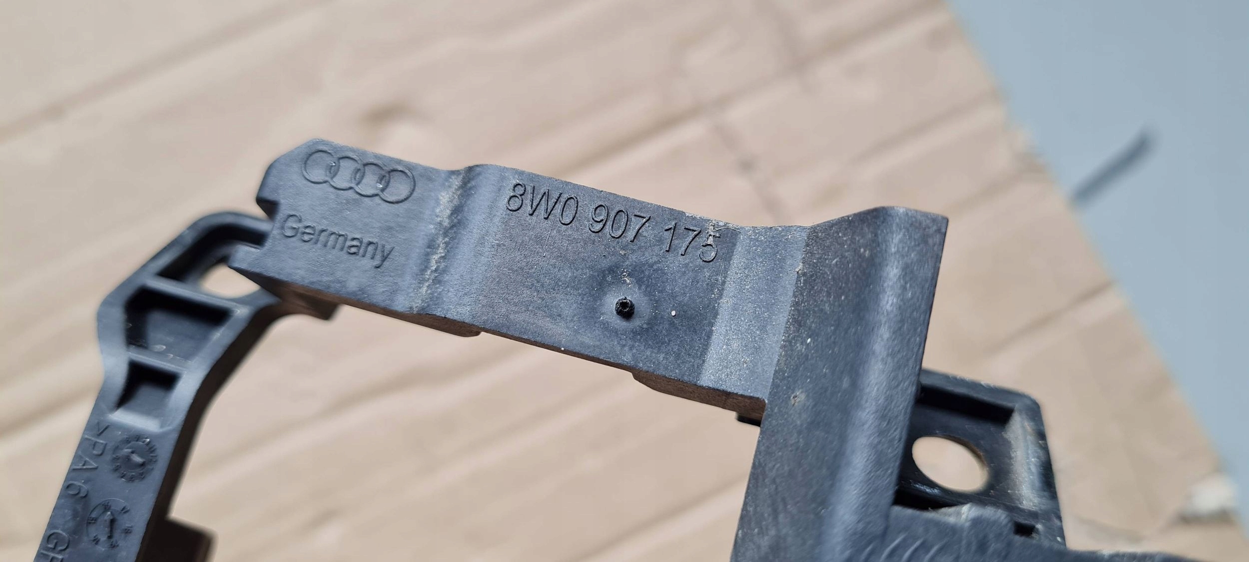 S4 B9 8W A4 vasen takasivututkan kiinnike 8W0907175