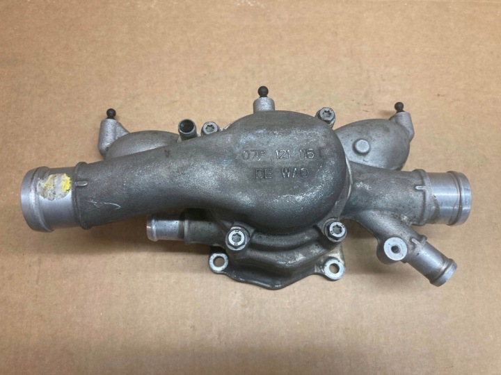 Audi A8 D4 4H W12 6.3 FSI Termostaatin kotelo 07P121115C E